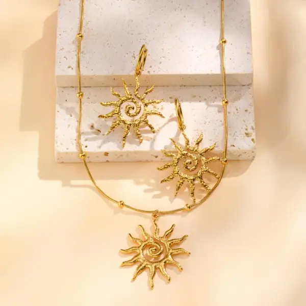 Wholesale Sun Pendant Stainless Steel Women's Jewelry Set Necklace And Earrings Trendy Design Casual Occasion Four Seasons Versatile