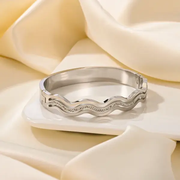 304 Stainless Steel Solid Color PVD Coated Rhinestones 18K Real Gold Plated Elegant Romantic Waterproof Non Tarnish Inlay Gold Sier Bangle