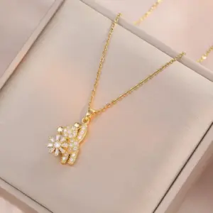 X0090 Bear Rotating Necklace