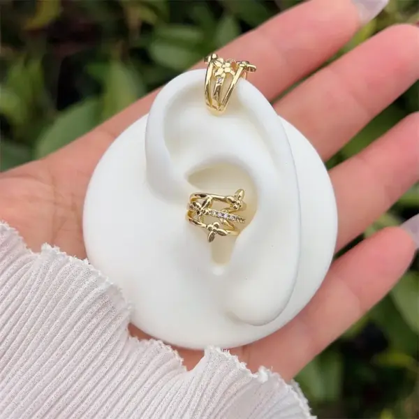 1 Pair Simple Style Classic Style Geometric Inlay Copper Zircon 18K Gold Plated Ear Cus