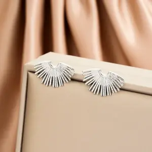 E1404-B (a Pair of Silver Ear Studs)