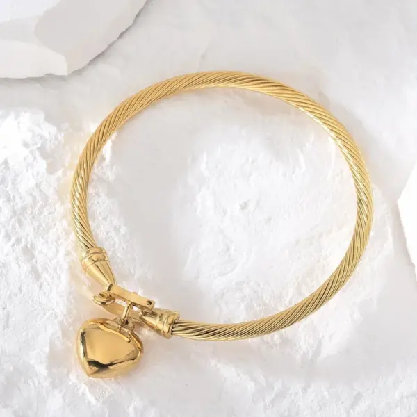 Wholesale PVD Coated Real Gold Plated 18K Gold Heart Shape 304 Stainless Steel Vintage Style Waterproof Non Tarnish 304 Stainless Steel Bangle