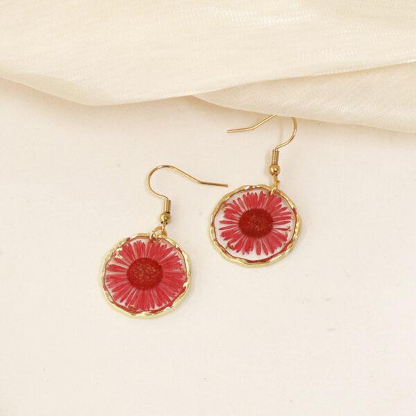 Wholesale Aiwei new resin dried flower irregular round gold earrings creative real flower fashion earrings source factory
