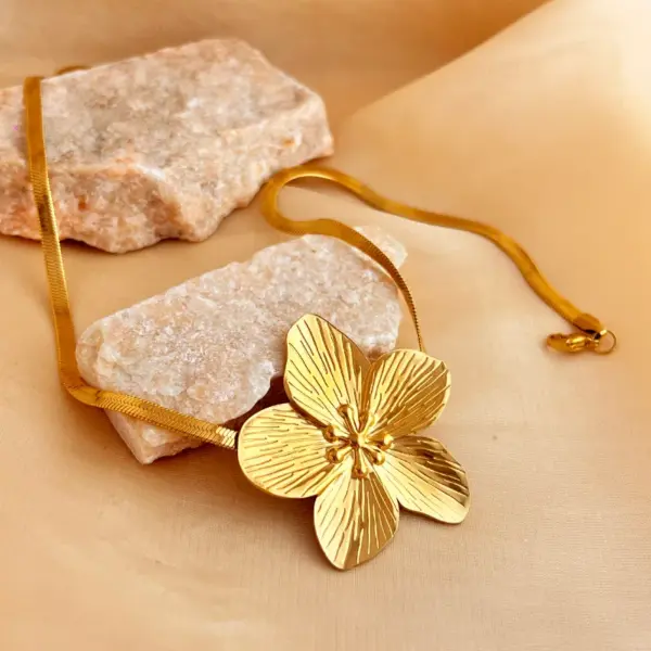 Wholesale PVD Coated Real Gold Plated 18K Gold Flower 304 Stainless Steel Casual Hawaiian Tropical Waterproof Non Tarnish 201 Stainless Steel Pendant Necklace