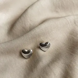 Love Heart Stud Earrings [Steel Color]]