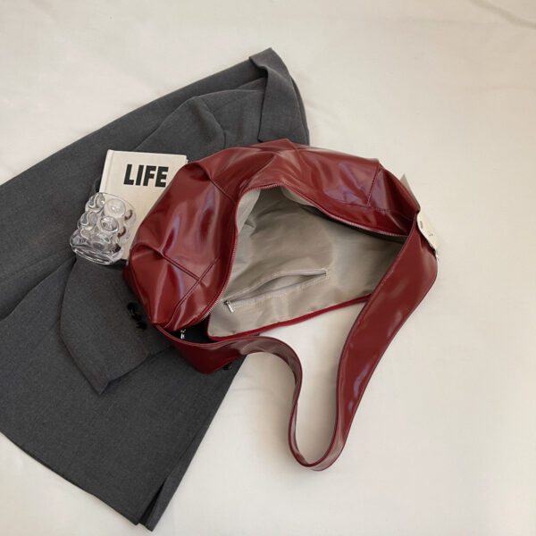 Wholesale Korean Retro Soft Leather Pleated Dumpling Bag for Women Autumn and Winter New Large-Capacity Horn Wide Commuter Fashion Shoulder Bag