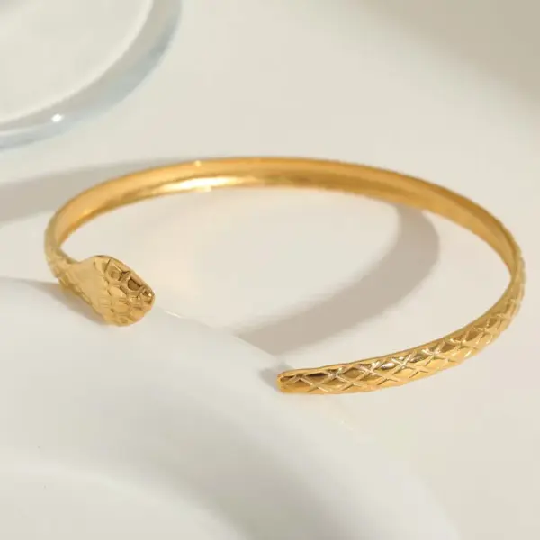 Wholesale IG Style Classic Style Commute Solid Color Snake 304 Stainless Steel 18K Gold Plated Bangle In Bulk