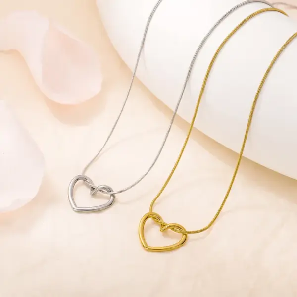 Wholesale Heart Shape 304 Stainless Steel Simple Style 304 Stainless Steel Pendant Necklace