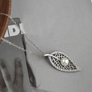 Steel color-leaf pearl necklace