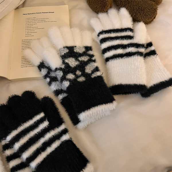 Wholesale Cartoon black and white striped open finger gloves touch screen female autumn and winter leopard print warm thickened knitted finger wool gloves