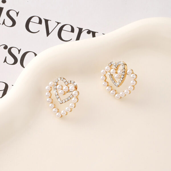 Wholesale Fashionable retro Pearl-inlaid lovely pearl earrings peach heart-shaped light luxury elegant all-match women's hollow earrings jewelry