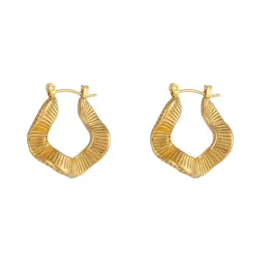 Irregular Horizontal Pattern Square Ear Ring
