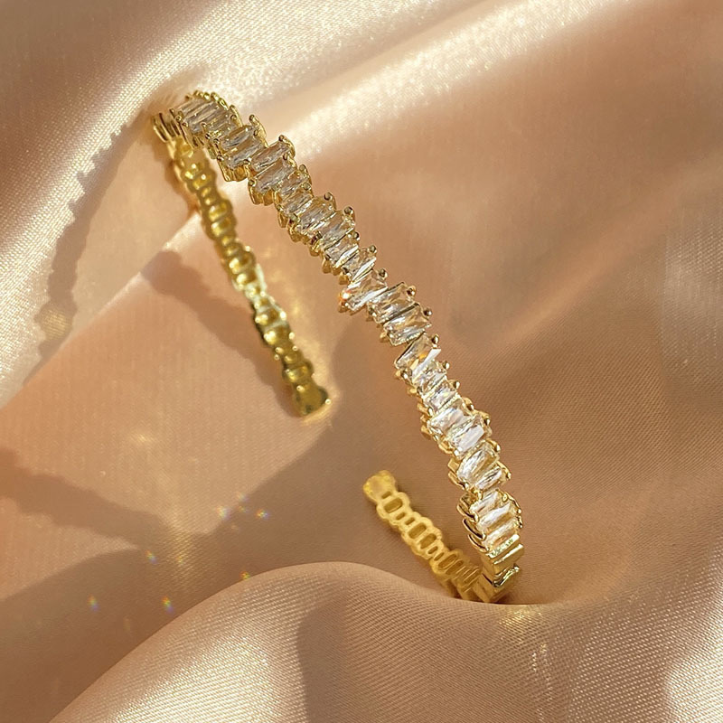 Wholesale Versatile geometric irregular diamond-encrusted bracelet for women, niche high-end exquisite new bracelet jewelry.