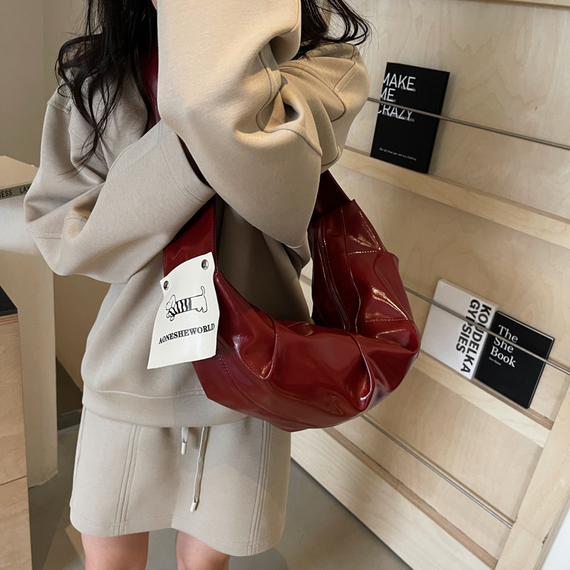 Wholesale Korean Retro Soft Leather Pleated Dumpling Bag for Women Autumn and Winter New Large-Capacity Horn Wide Commuter Fashion Shoulder Bag
