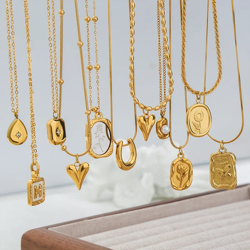 Wholesale Ion Plating (IP) Floral Butterfly 304 Stainless Steel Simple Style Classic Style Waterproof Non Tarnish 304 Stainless Steel Pendant Necklace