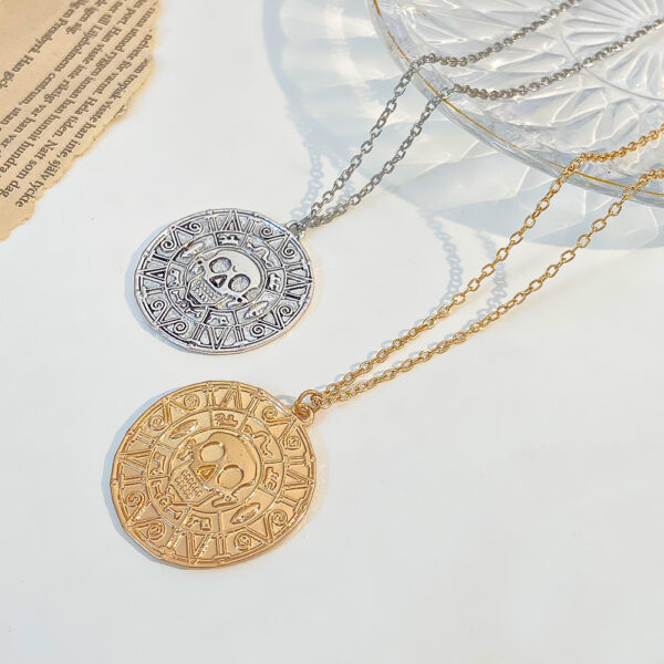 Wholesale European and American Movie Jewelry Pirates of the Caribbean Necklace Aztec Gold Coin Chain Men Skull Necklace Pendant