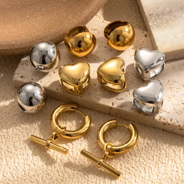 Wholesale PVD Coated Round Heart Shape 304 Stainless Steel Simple Style Waterproof Non Tarnish Earrings