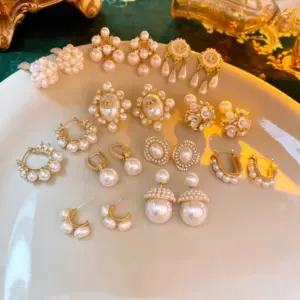 Wholesale Retro Geometric Copper Inlay Artificial Pearls Zircon Ear Studs 1 Pair