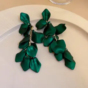 27# Silver Needle-Dark Green Rose Petals Stream