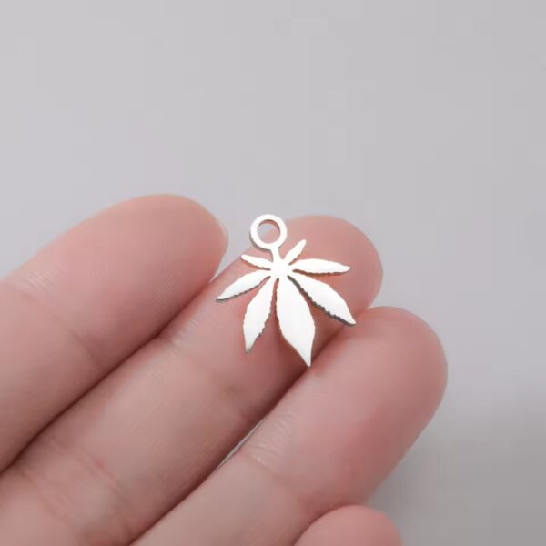 Wholesale Hot sale 18k gold color glossy five-pointed star pendant beaded pendant material handmade diy bracelet pendant accessories