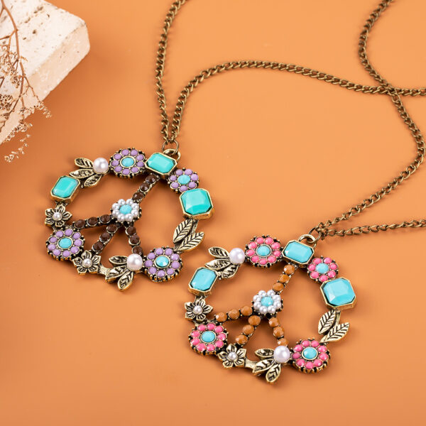 Wholesale Aliexpress Hot Selling Necklace Retro Personalized Jewelry Inlaid with Pearls Lucky Style Anti-War Flower Necklace