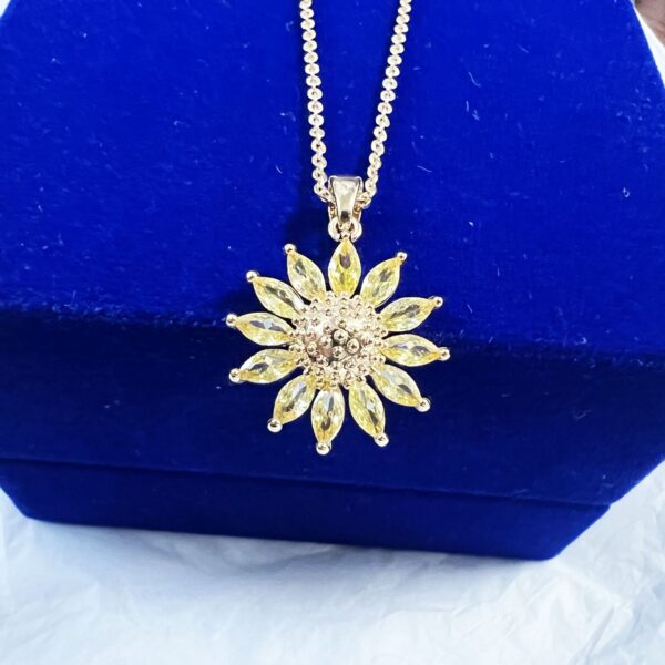 Wholesale New Vintage Sunflower Copper Zirconium Necklace Women's High-end Design Pendant Light Luxury Small Popular Internet Celebrity All-match Clavicle Chain