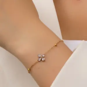 【XKB0008】Diamond-Encrusted Four-Leaf Clover Bracelet / Gold