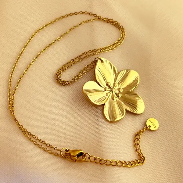 PVD Coated Real Gold Plated 18K Gold Flower 304 Stainless Steel Elegant Streetwear Waterproof Non Tarnish 201 Stainless Steel Pendant Necklace