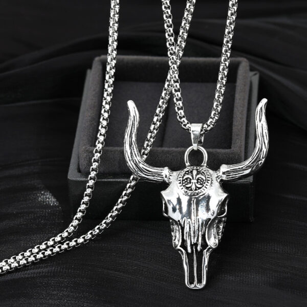 Wholesale Wild cow head skull cool men titanium steel necklace men domineering retro street Western cow bone punk pendant