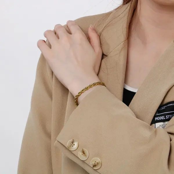 Wholesale Ion Plating (IP) 18K Gold Plated Twist 304 Stainless Steel Simple Style Waterproof Non Tarnish 304 Stainless Steel Bracelets
