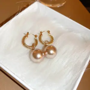 Pearl ear buckle