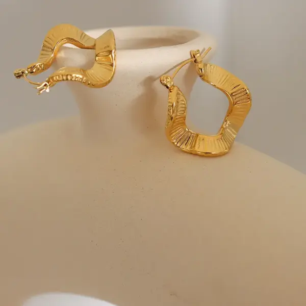 Wholesale PVD Coated Real Gold Plated 18K Gold Waves 304 Stainless Steel Fashion Waterproof Non Tarnish Earrings