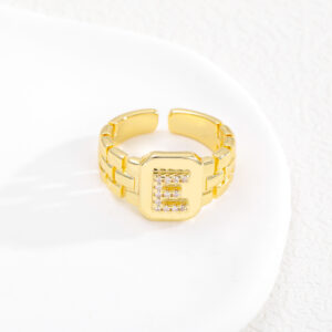 E / The opening is adjustable