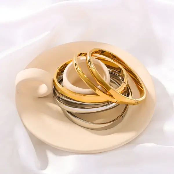 Wholesale 304 Stainless Steel Round Oval PVD Coated 18K Gold 18K Real Gold Plated Real Gold Plated Simple Style Waterproof Non Tarnish Polishing Gold Silver Bangle