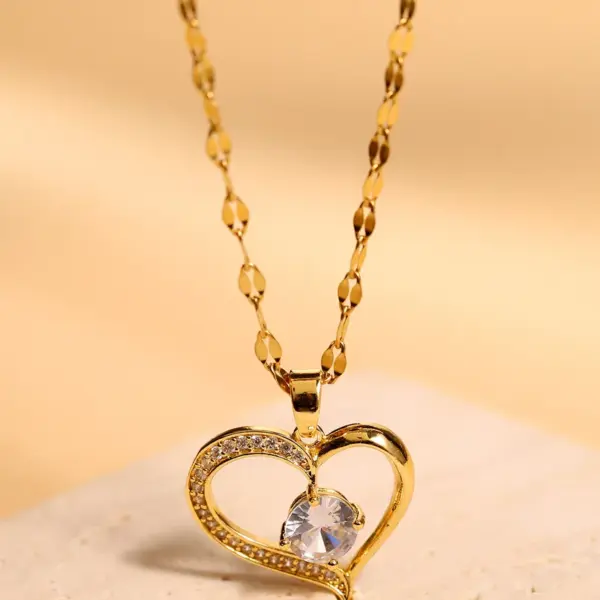 Wholesale Jewelry Elegant Heart Shape Stainless Steel Zircon Hollow Out Pendant Necklace