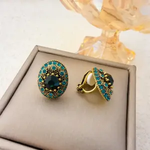 7 # Triangular Ear Clip - Diamond-Embellished Geometry