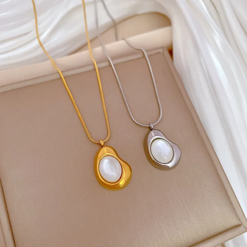 Wholesale Electroplating Golden Plated Solid Color Titanium Steel Cute Classic Style Titanium Steel Pendant Necklace
