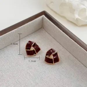 Triangular Geometry Oil Drop