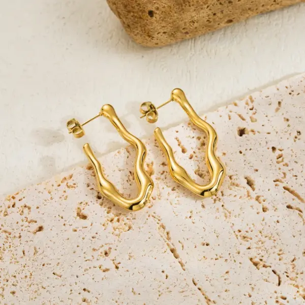 Wholesale 304 Stainless Steel Solid Color PVD Coated Stone-Free 14K Real Gold Plated Classic Style Plating Gold Ear Studs