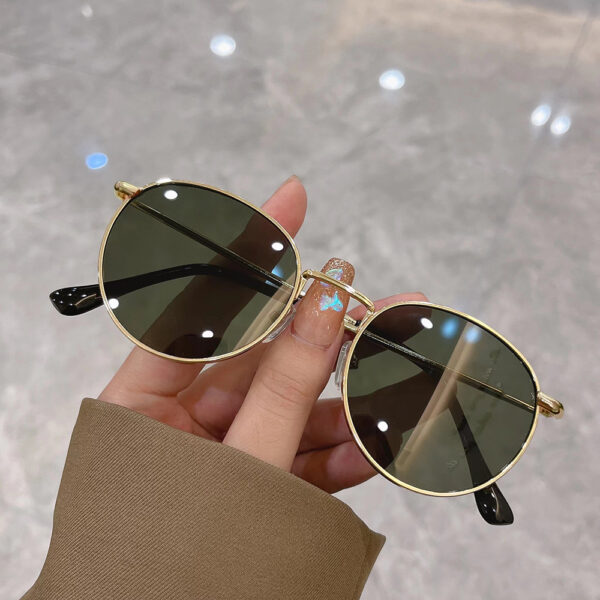 Wholesale in stock wholesale sunglasses new small round frame fashion female star with travel street anti-glare sunglasses cross-border