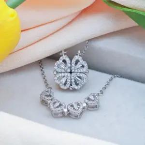 XL394 Lucky Four-Leaf Clover Necklace / Silver