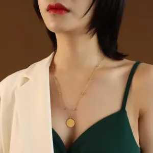 Gold Queen round Necklace