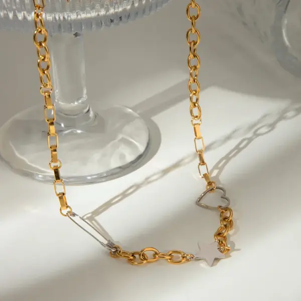 Wholesale 304 Stainless Steel Star Heart Shape PVD Coated 18K Real Gold Plated Simple Style Classic Style Necklace