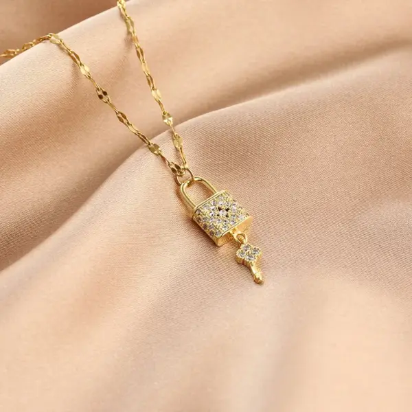 Wholesale Fashion Geometric Stainless Steel Diamond-studded Fish Tail Key Necklace Wholesale