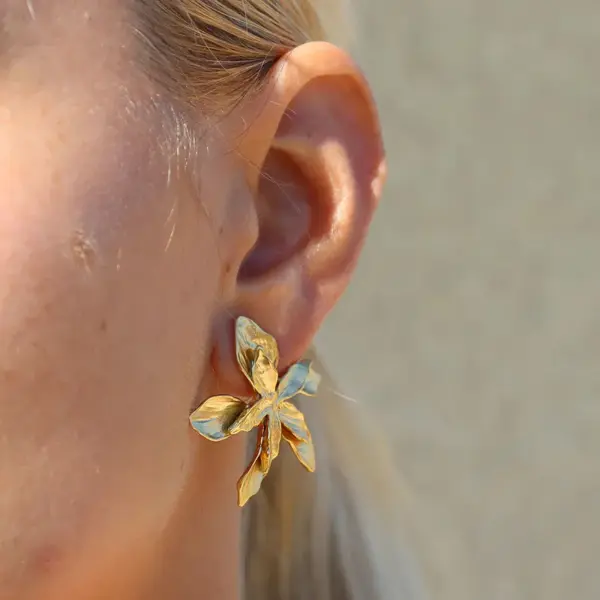 Wholesale Real Gold Plated 316 Stainless Steel PVD Coated Flower Waterproof Non Tarnish Casual Modern Style Commute Ear Studs For Women's