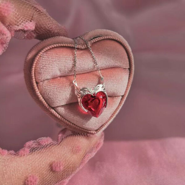 Wholesale European and American simple fashion love pendant Crimson Witch hair hoop pendant women heart zircon clavicle chain necklace