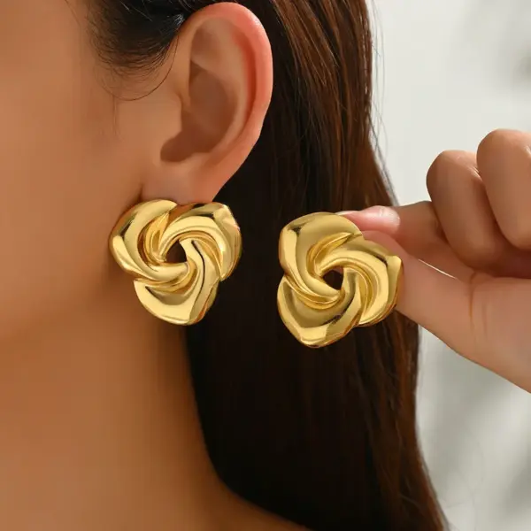 304 Stainless Steel Flower PVD Coated Real Gold Plated 18K Gold Vintage Style Simple Style Waterproof Non Tarnish Ear Studs