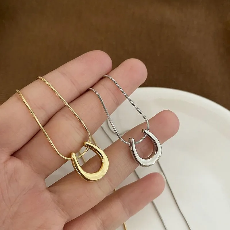 Wholesale Simple Style U Shape Titanium Steel Gold Plated Pendant Necklace In Bulk