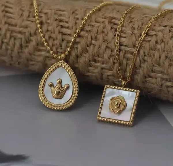 Wholesale Elegant Retro French Style Square Flower Titanium Steel Plating 18k Gold Plated Pendant Necklace