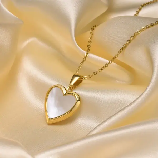 Wholesale PVD Coated Real Gold Plated 18K Gold Heart Shape 304 Stainless Steel Simple Style Waterproof Non Tarnish 304 Stainless Steel Necklace Pendant